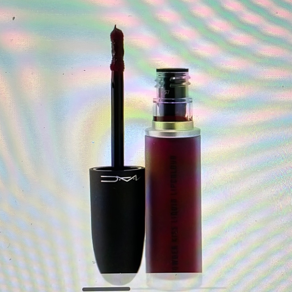 MAC 983 Burning Love powder kiss liquid lipcolour
